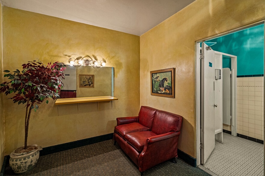 More Photos Of 143 SE H St, Grants Pass Theater Concert Hall For Sale