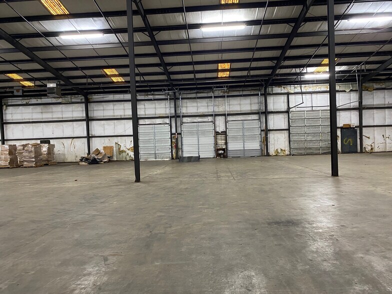 More Photos Of 130 N College St, Pontotoc Warehouse For Lease