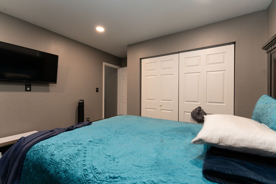 More Photos Of 1624 E Main St, Montrose Hotel For Sale