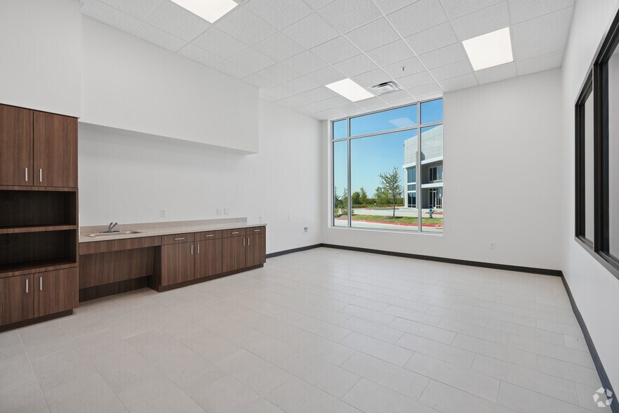 More Photos Of 3210 N Central Expy, McKinney Unknown For Lease
