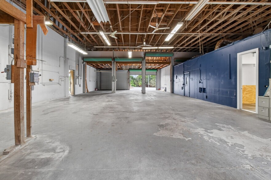 More Photos Of 18508-18510 US Highway 19, Hudson Light Manufacturing For Lease