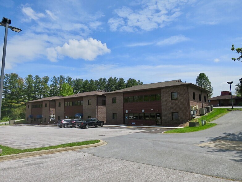 More Photos Of 686 Poole Rd, Westminster Office For Lease