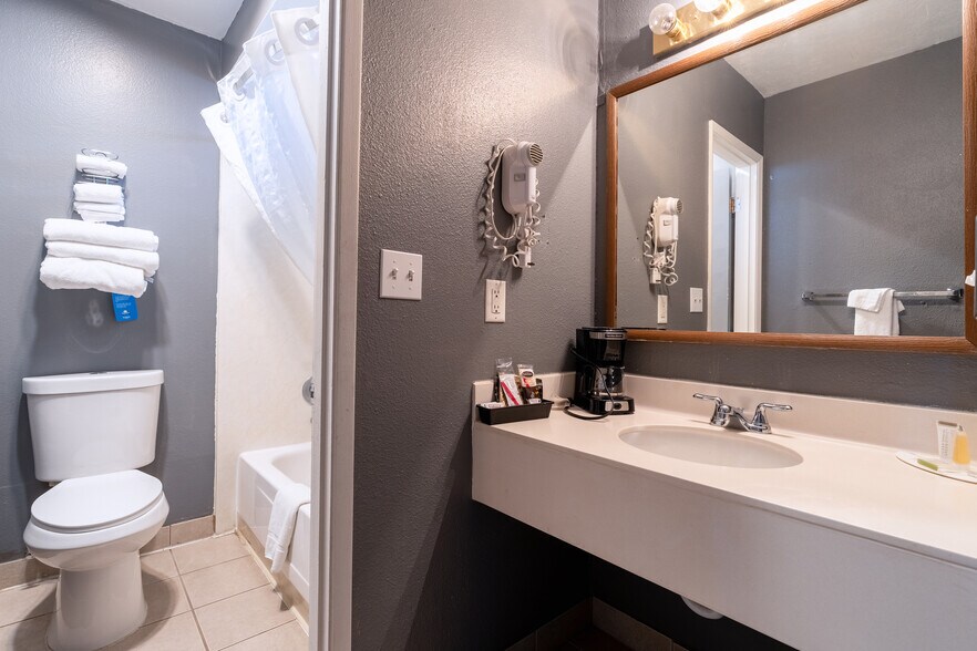 More Photos Of 577 W Monroe St, Burns Hotel For Sale