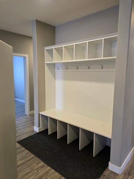 More Photos Of 110 Pelican Pl, Sylvan Lake Office For Lease