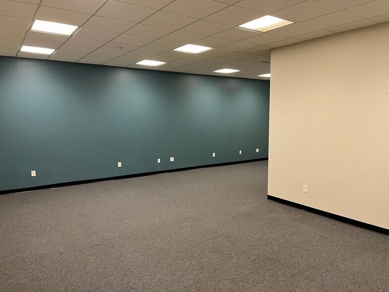 More Photos Of 300 Constitution Ave, Portsmouth Research And Development For Lease