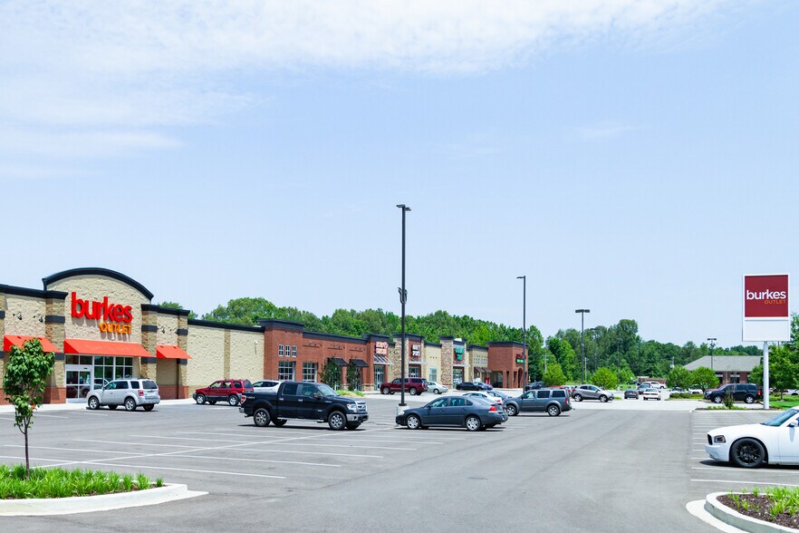 More Photos Of 129-145 Commons Dr, Martin Supermarket For Lease