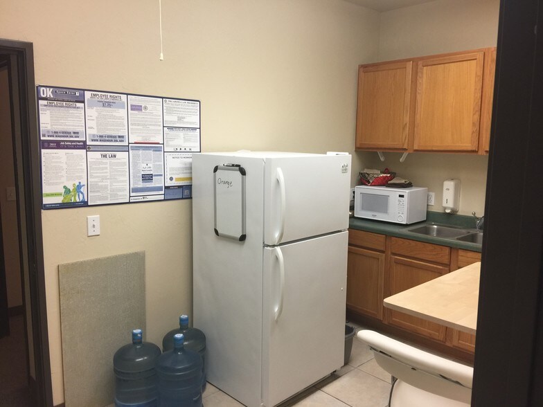 More Photos Of 416 S Mustang Rd, Yukon Office For Lease