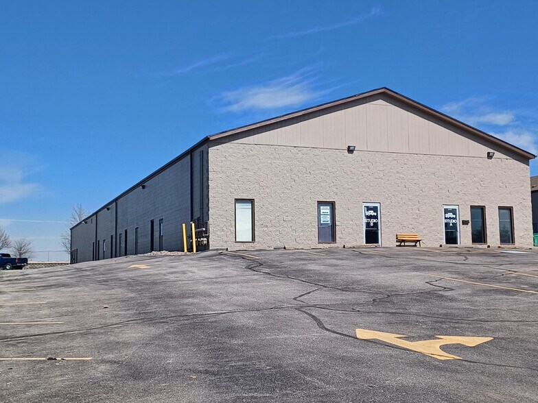More Photos Of 1236-1248 Royal Dr, Papillion Warehouse For Lease