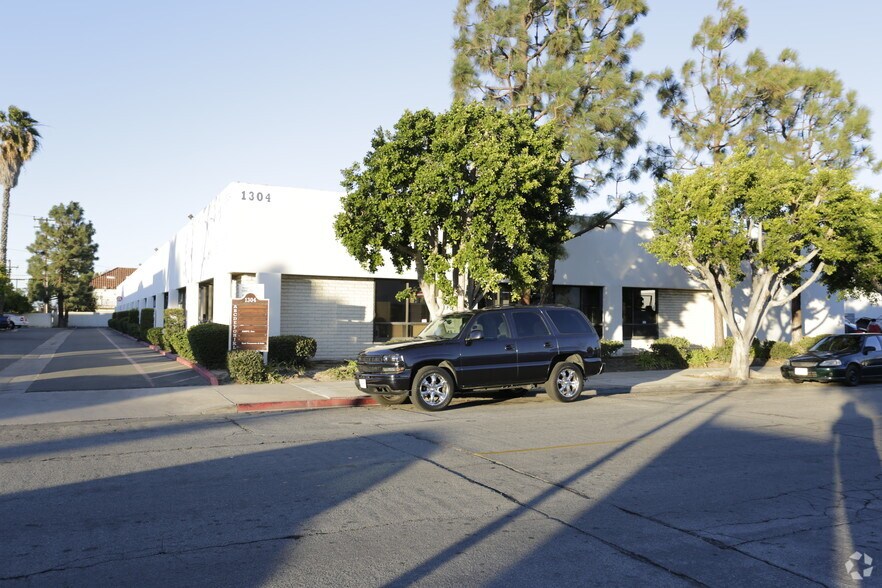 More Photos Of 1304 Logan Ave, Costa Mesa Warehouse For Lease