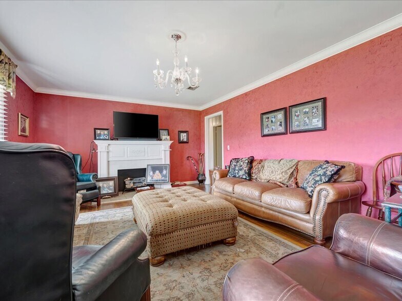 More Photos Of 9021 S US Highway 69, Huntington Flex For Sale