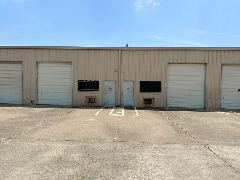 More Photos Of 400 N 11th St, La Porte Unknown For Lease