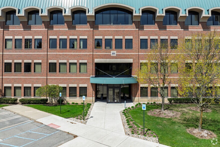 More Photos Of 3201 University Dr, Auburn Hills Office For Sale