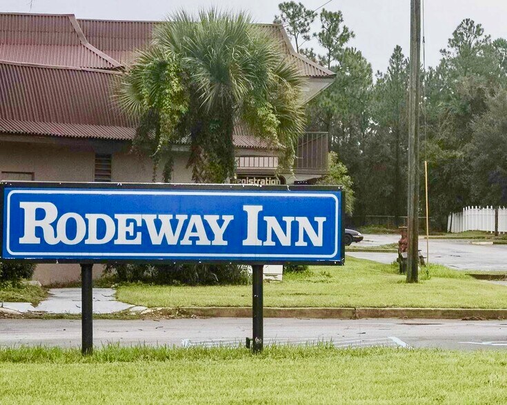 More Photos Of 1311 E King Ave, Kingsland Hotel For Sale