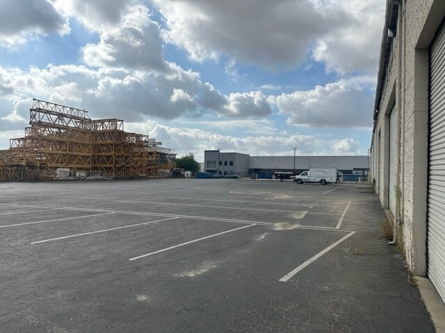 More Photos Of 1045 Rialto Ave, Rialto Warehouse For Lease