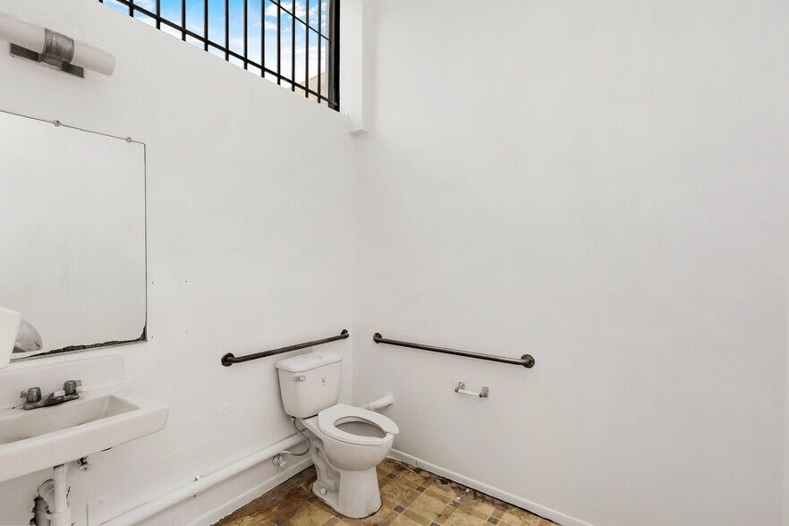 More Photos Of 4931 Venice Blvd, Los Angeles Storefront For Lease