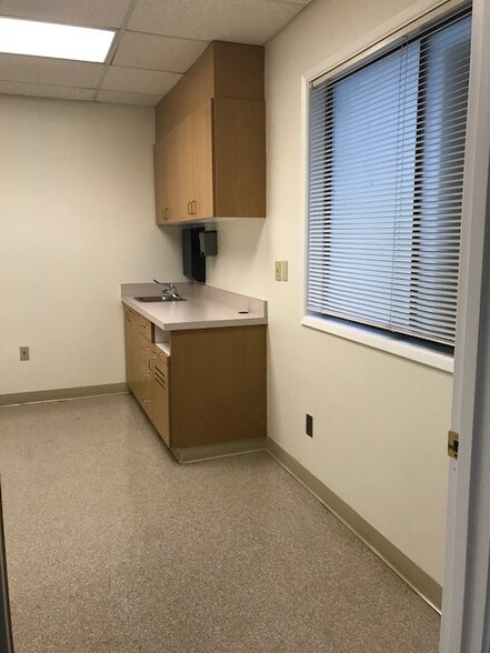 More Photos Of 17175 SW Tualatin Valley Hwy, Beaverton Medical For Lease