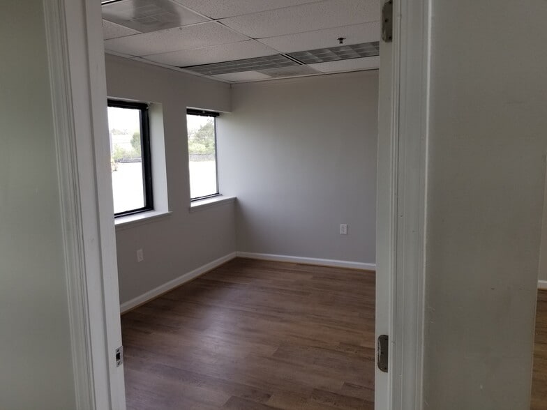 More Photos Of 4925-4949 Beech Rd, Temple Hills Light Manufacturing For Lease