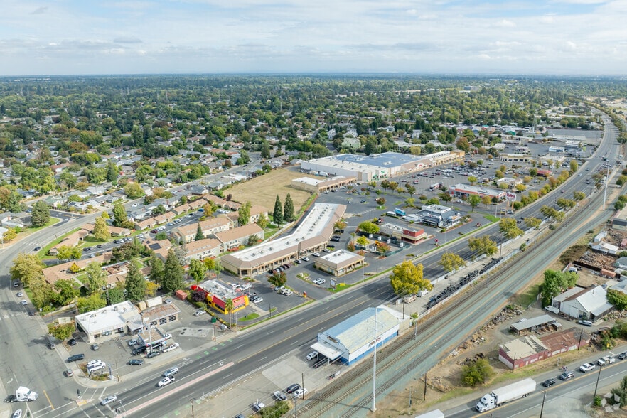 More Photos Of 8363-8383 Folsom Blvd, Sacramento Storefront For Sale