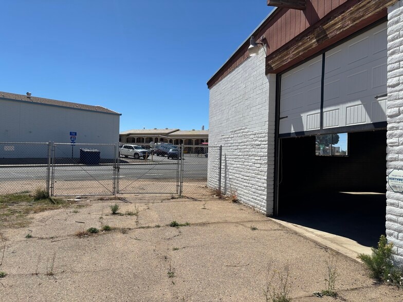 More Photos Of 3340 Fox Ave, Kingman Warehouse For Lease