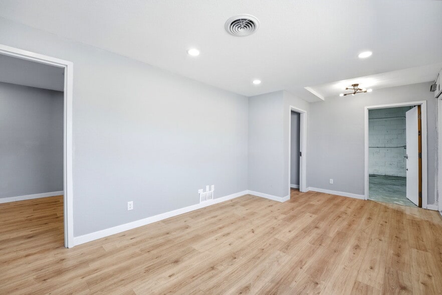 More Photos Of 2513-2515 E Willamette Ave, Colorado Springs Manufacturing For Lease