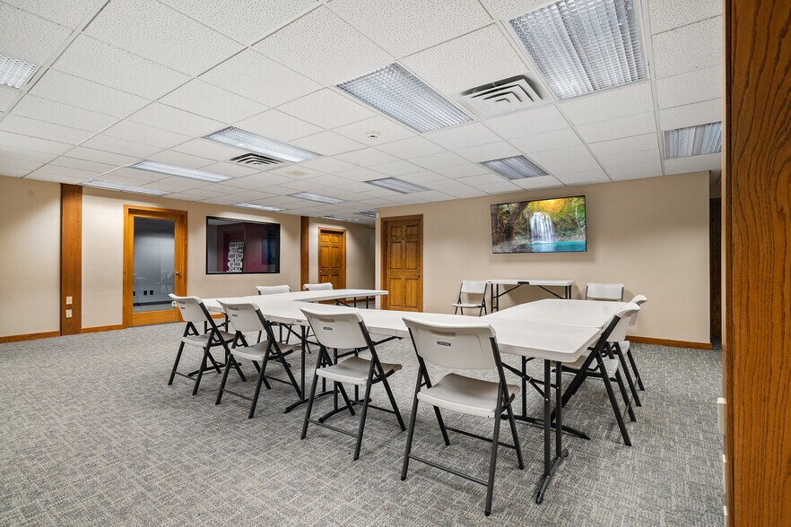 More Photos Of 812 Cormier Rd, Ashwaubenon Office For Lease