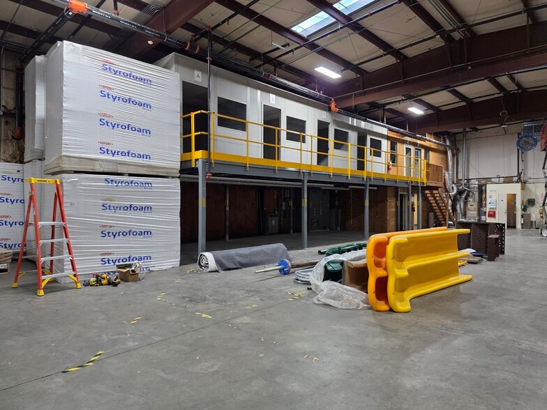 More Photos Of 318 Bell Park Dr, Woodstock Distribution For Lease