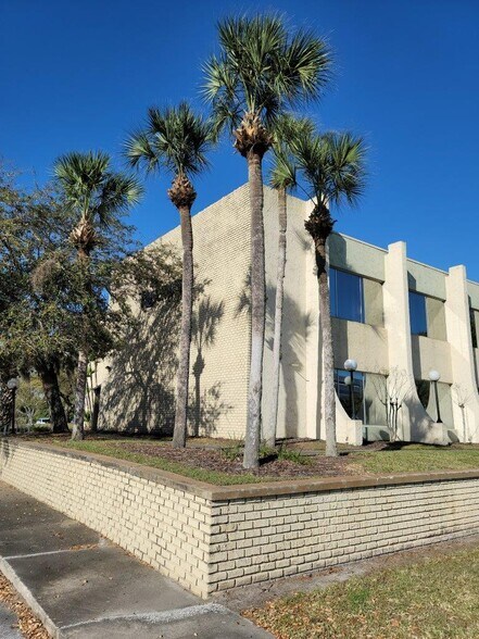 More Photos Of 5104 N Orange Blossom Trl, Orlando Office Residential For Lease