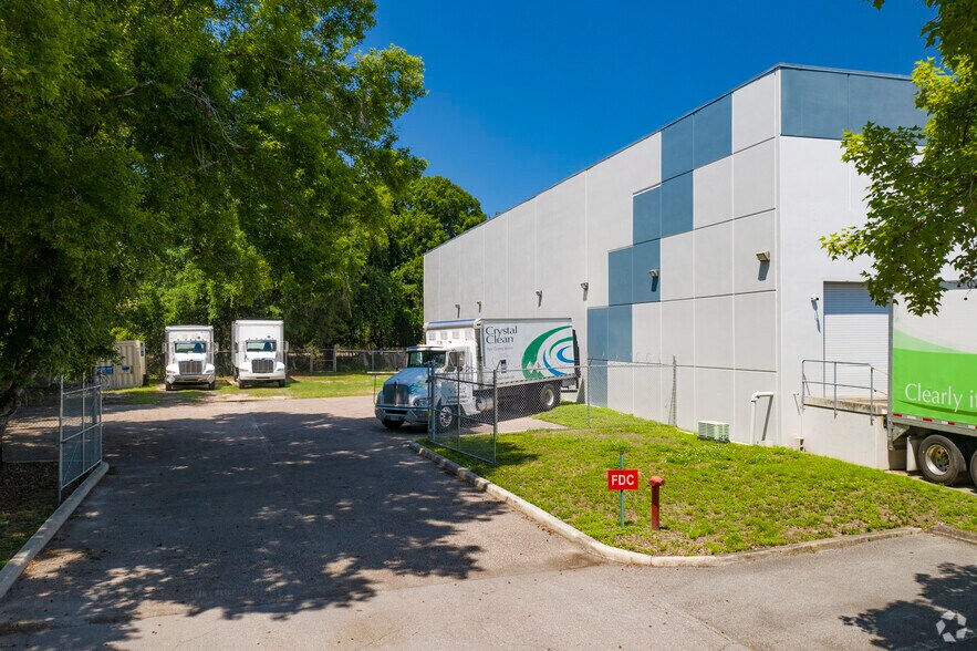 More Photos Of 9940 Currie Davis Dr, Tampa Warehouse For Lease