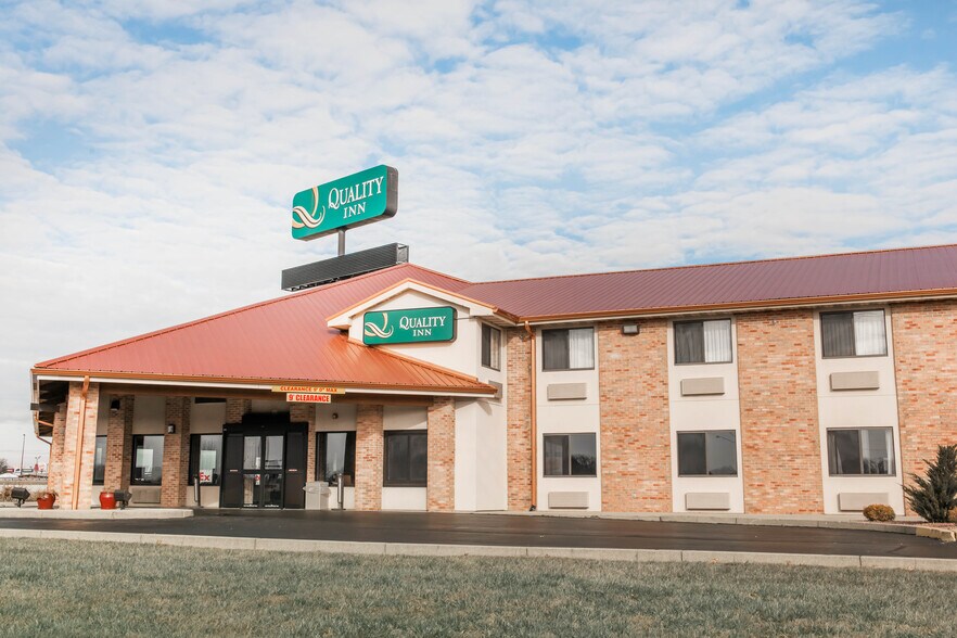 More Photos Of 1304 W Evergreen Dr, Effingham Hotel For Sale