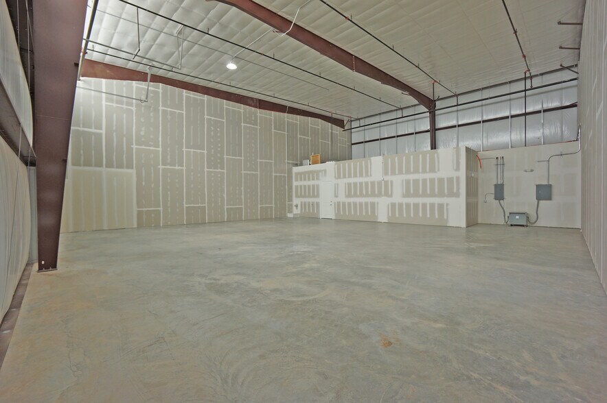 More Photos Of 202 Industrial Blvd, Sugar Land Warehouse For Sale