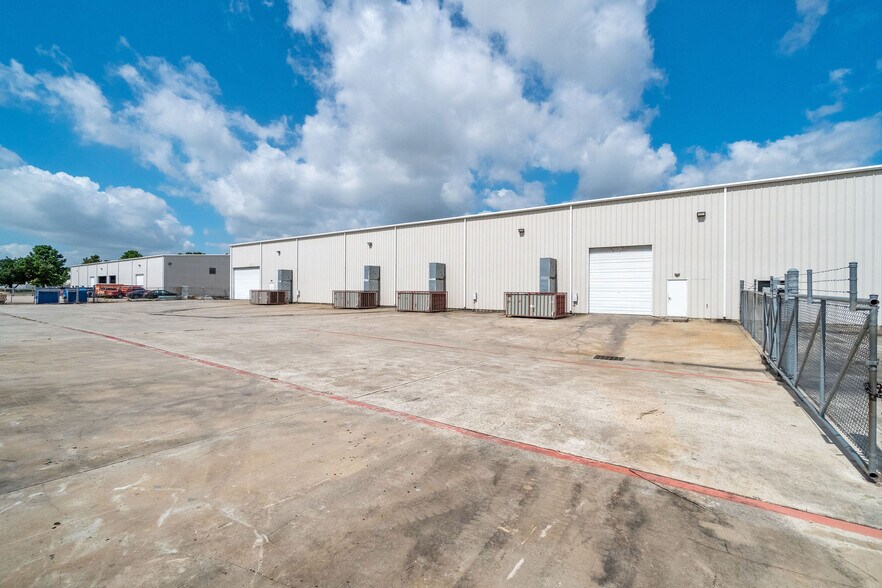 More Photos Of 5119 Hiltonview Rd, Houston Warehouse For Lease