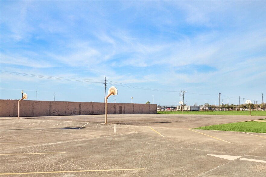 More Photos Of 1401 Mlk Blvd, El Campo Flex For Sale