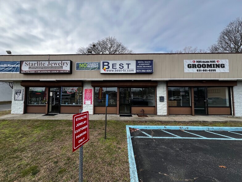 Primary Photo Of 162 Margin Dr, Shirley Freestanding For Lease