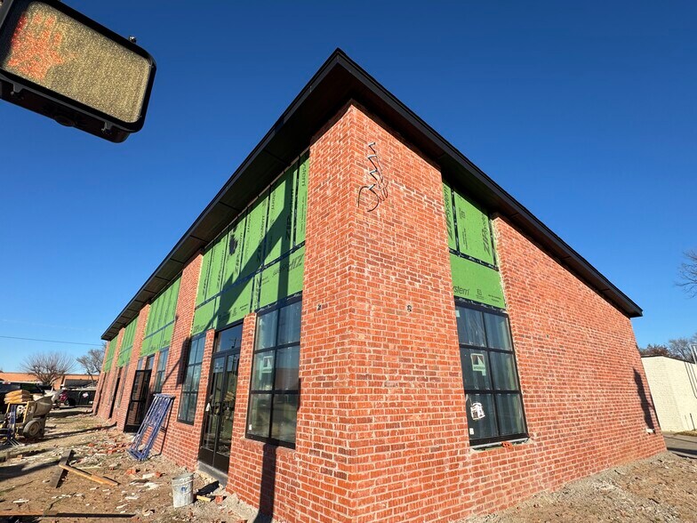 More Photos Of 607 W Gray St, Norman General Retail For Lease