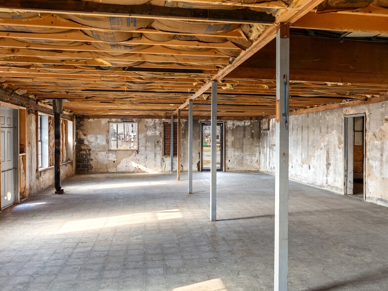 More Photos Of 428 S 3rd Ave, Chatsworth Freestanding For Sale