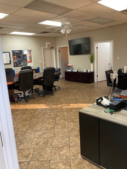 More Photos Of 139-141 Crossen Ave, Elk Grove Village Warehouse For Lease