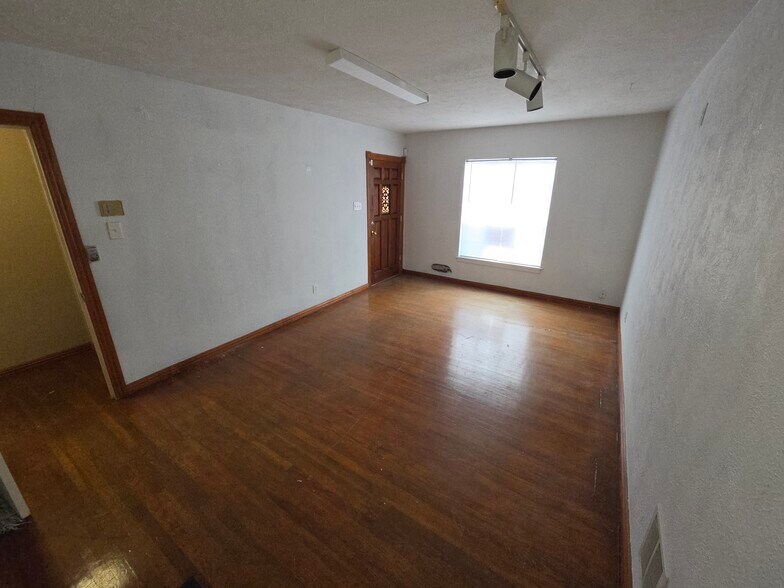 More Photos Of 8805 Lake June Rd, Dallas Office For Sale