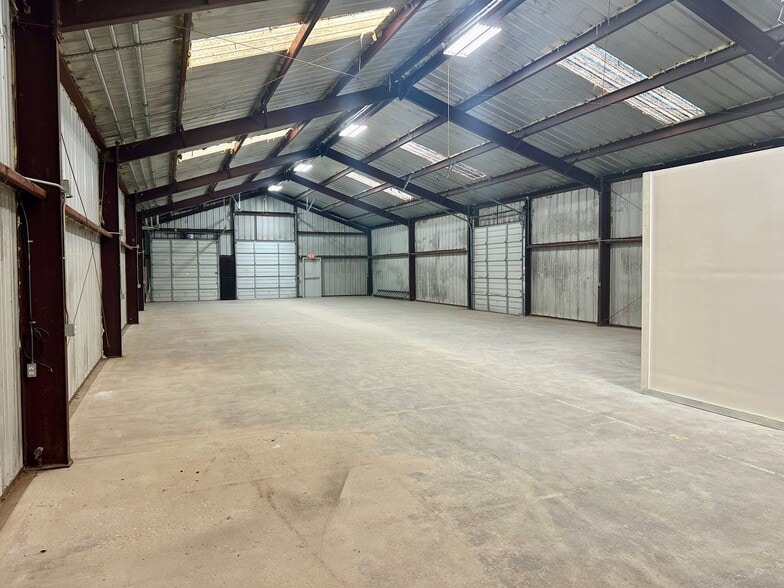 More Photos Of 200-232 W New Braunfels St, Seguin Warehouse For Lease