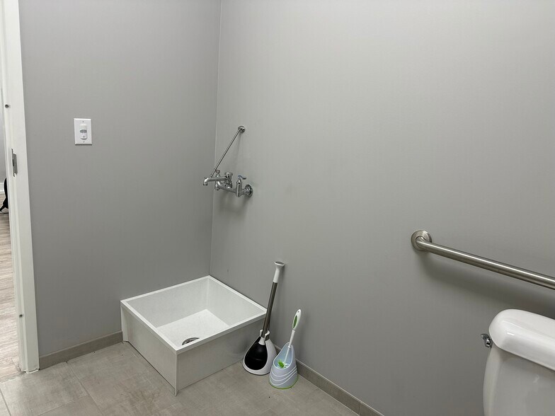More Photos Of 9373 Baringer Foreman Rd, Baton Rouge Office For Sale