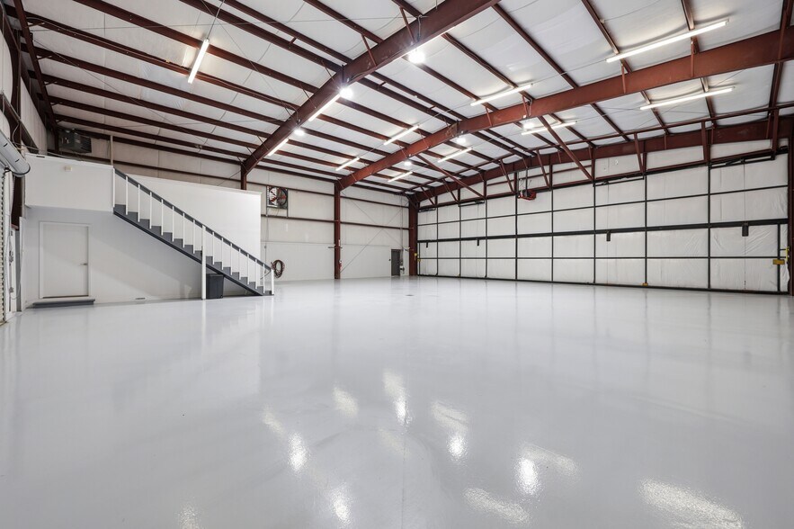 More Photos Of 1131 Memorial Dr, Greenville Airplane Hangar For Lease