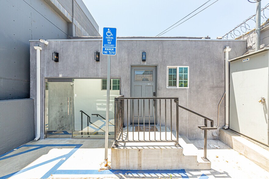 More Photos Of 330 N Western Ave, Los Angeles Storefront Retail Office For Lease
