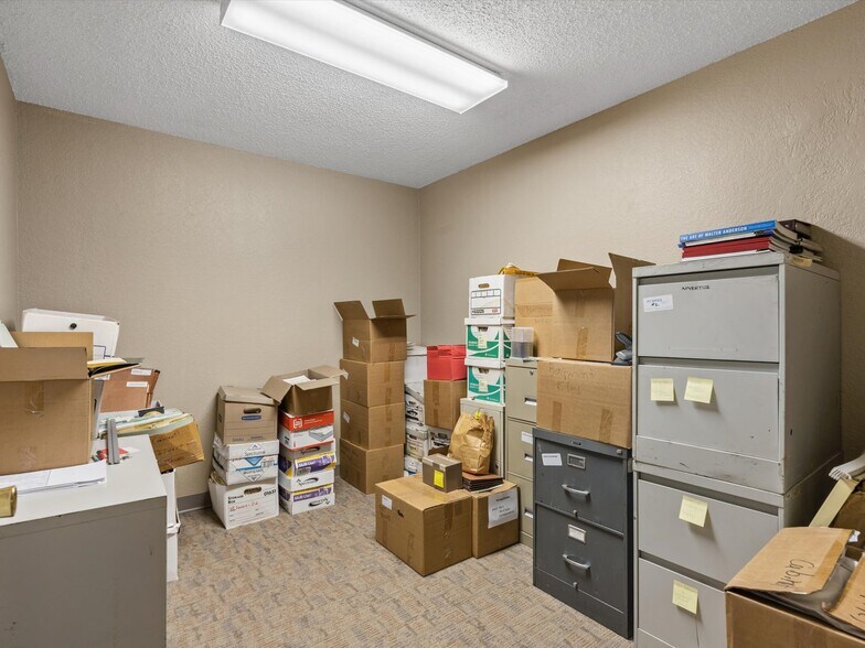 More Photos Of 104 S Main St, Cleburne Office For Sale