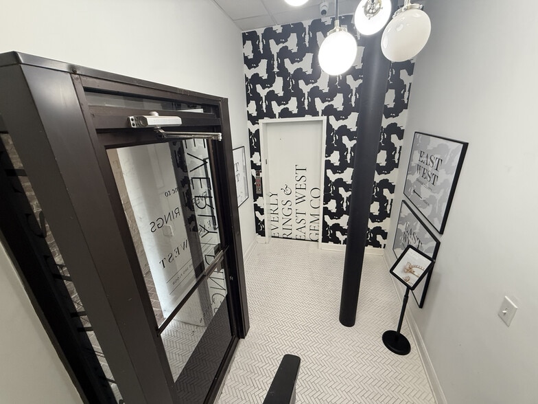 More Photos Of 263 King St, Charleston Office For Lease