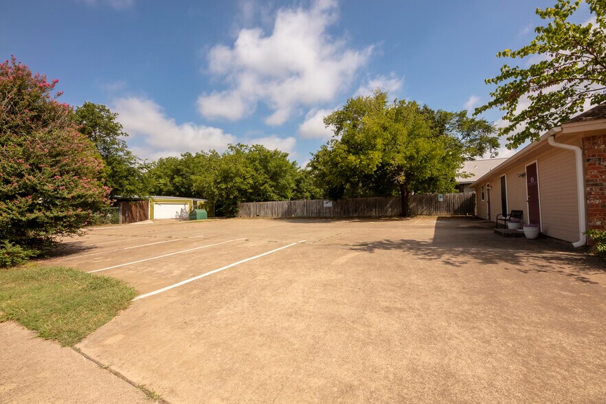 More Photos Of 1005 N Elm St, Denton Office For Lease