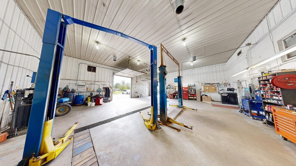 More Photos Of 1105 N McKinley Ave, Rensselaer Auto Dealership For Sale