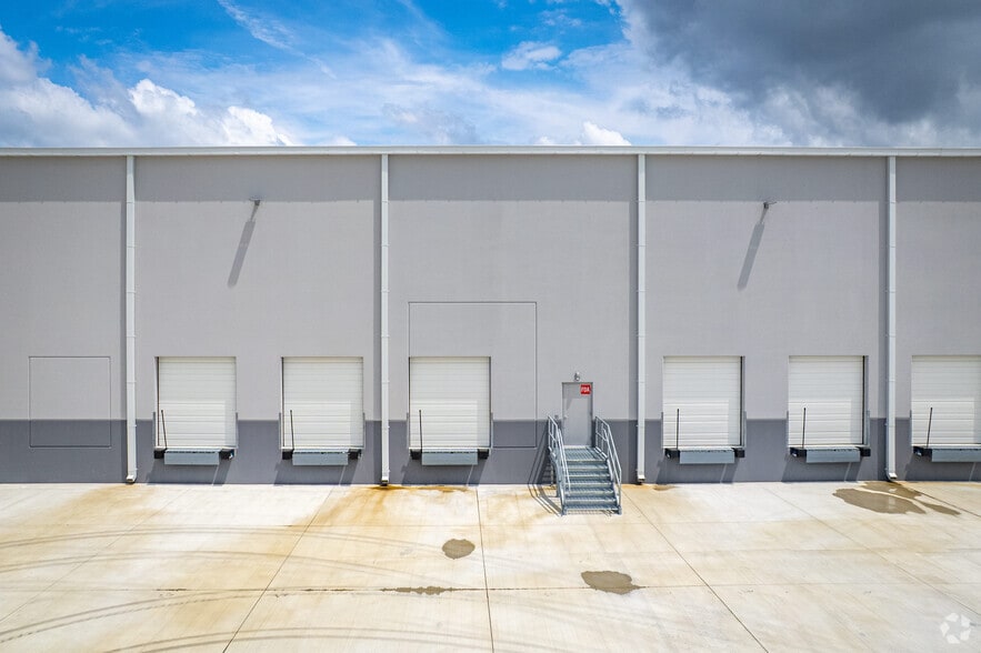 More Photos Of 3200 S Sam Houston Pky E, Houston Distribution For Lease