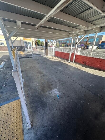 More Photos Of 7601-7617 Vineland Ave, Sun Valley Freestanding For Lease