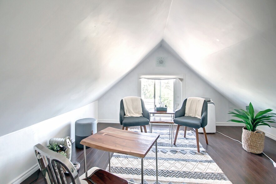 More Photos Of 1909 17th Ave SW, Calgary Office For Sale