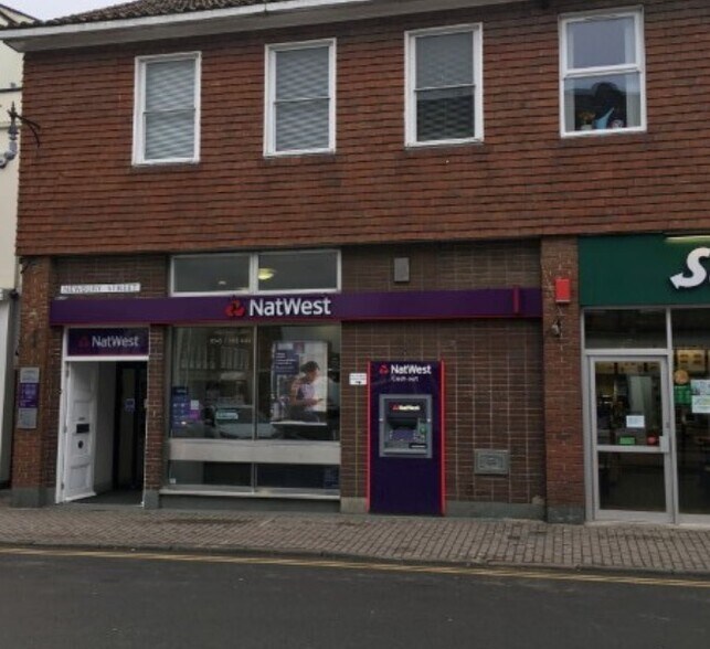 3 Newbury St, Wantage OX12 8BU Retail For Lease