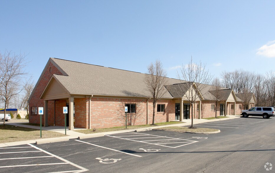 Primary Photo Of 3142 Broadway, Grove City Office For Lease